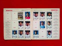 TÜRK FUTBOLU 1985/86 - Panini Futbol Çıkartma Albümü 1985/1986 Sezonu Türkiye 1. Ligi - Figurine Panini - 19 Takım - 187 Çıkartma - Doluluk %54 - Kondisyon, Haliyle, Kabından Ayrılmış, Bantlanmış - Galatasaray Fenerbahçe Beşiktaş Trabzonspor Samsunspor Sarıyer MKE Ankaragücü Altay Gençlerbirliği Eskişehirspor Zonguldakspor Denizlispor Malatyaspor Kocaelispor Rizespor Bursaspor Sakaryaspor Orduspor Kayserispor