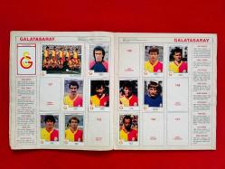 TÜRK FUTBOLU 1985/86 - Panini Futbol Çıkartma Albümü 1985/1986 Sezonu Türkiye 1. Ligi - Figurine Panini - 19 Takım - 187 Çıkartma - Doluluk %54 - Kondisyon, Haliyle, Kabından Ayrılmış, Bantlanmış - Galatasaray Fenerbahçe Beşiktaş Trabzonspor Samsunspor Sarıyer MKE Ankaragücü Altay Gençlerbirliği Eskişehirspor Zonguldakspor Denizlispor Malatyaspor Kocaelispor Rizespor Bursaspor Sakaryaspor Orduspor Kayserispor