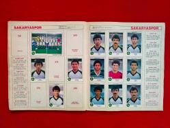 TÜRK FUTBOLU 1985/86 - Panini Futbol Çıkartma Albümü 1985/1986 Sezonu Türkiye 1. Ligi - Figurine Panini - 19 Takım - 187 Çıkartma - Doluluk %54 - Kondisyon, Haliyle, Kabından Ayrılmış, Bantlanmış - Galatasaray Fenerbahçe Beşiktaş Trabzonspor Samsunspor Sarıyer MKE Ankaragücü Altay Gençlerbirliği Eskişehirspor Zonguldakspor Denizlispor Malatyaspor Kocaelispor Rizespor Bursaspor Sakaryaspor Orduspor Kayserispor