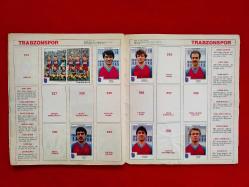 TÜRK FUTBOLU 1985/86 - Panini Futbol Çıkartma Albümü 1985/1986 Sezonu Türkiye 1. Ligi - Figurine Panini - 19 Takım - 187 Çıkartma - Doluluk %54 - Kondisyon, Haliyle, Kabından Ayrılmış, Bantlanmış - Galatasaray Fenerbahçe Beşiktaş Trabzonspor Samsunspor Sarıyer MKE Ankaragücü Altay Gençlerbirliği Eskişehirspor Zonguldakspor Denizlispor Malatyaspor Kocaelispor Rizespor Bursaspor Sakaryaspor Orduspor Kayserispor