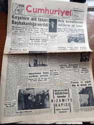 Cumhuriyet Gazetesi - 28 Mart 1957 - Herriot'a Dair Yazan Nadir Nadi Köşe Yazısı - Üstad Halid Ziya Uşaklıgil'in Ölüm Yıldönümü - Kızıl Çin'den 22 Mülteci Geldi Fotoğraf - Kırşehir'e Aid Tasarı Başbakanlığa Verildi - Münakalat Vekili Arif Demirer Yeşilköy Havaalanında - Dolmabahçe Stadında Genç Millilerimiz İle Karşılaşacak Polonya Milli Takımı Geldi - Hürriyet Partisi Muzaffer Timur'a Cevap Veriyor - Amerika'nın İran'a Yardımı Artıyor - Makarios'la Görüşülmesine Kıbrıs Türkleri Muhalif - Meccani Telefonlardan Ücret Alınacak - İdam Sehpasında Can Veren Devletliler Derleyen Cemaleddin Saraçoğlu Yazı Dizisi - Kırkıncı Oda Yazan Peride Celal Yazı Dizisi - Türkiye'den Geçirilecek Petrol Boruları - Ermeni Patriği Boğos Kireçyan Evvelki Gece Tecavüzü Uğradı - Artist Zsa Zsa Gabor'un Saçları 350 Bin Liraya Kesilecek -  Burhan Felek Köşe Yazısı - Kadın Moda Köşesi - Piyale Makarnası - Nivea Krem - Beynelmilel Üçüncü Uludağ Kupası Kayak - Beyoğluspor 1 Emniyet 0 Fotoğraf - A Milli Takım