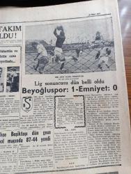 Cumhuriyet Gazetesi - 28 Mart 1957 - Herriot'a Dair Yazan Nadir Nadi Köşe Yazısı - Üstad Halid Ziya Uşaklıgil'in Ölüm Yıldönümü - Kızıl Çin'den 22 Mülteci Geldi Fotoğraf - Kırşehir'e Aid Tasarı Başbakanlığa Verildi - Münakalat Vekili Arif Demirer Yeşilköy Havaalanında - Dolmabahçe Stadında Genç Millilerimiz İle Karşılaşacak Polonya Milli Takımı Geldi - Hürriyet Partisi Muzaffer Timur'a Cevap Veriyor - Amerika'nın İran'a Yardımı Artıyor - Makarios'la Görüşülmesine Kıbrıs Türkleri Muhalif - Meccani Telefonlardan Ücret Alınacak - İdam Sehpasında Can Veren Devletliler Derleyen Cemaleddin Saraçoğlu Yazı Dizisi - Kırkıncı Oda Yazan Peride Celal Yazı Dizisi - Türkiye'den Geçirilecek Petrol Boruları - Ermeni Patriği Boğos Kireçyan Evvelki Gece Tecavüzü Uğradı - Artist Zsa Zsa Gabor'un Saçları 350 Bin Liraya Kesilecek -  Burhan Felek Köşe Yazısı - Kadın Moda Köşesi - Piyale Makarnası - Nivea Krem - Beynelmilel Üçüncü Uludağ Kupası Kayak - Beyoğluspor 1 Emniyet 0 Fotoğraf - A Milli Takım