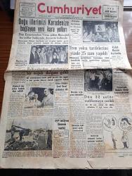 Cumhuriyet Gazetesi - 25 Eylül 1954 - Doğu İllerimizi Karadenize Bağlayan Yeni Kara Yolları - Tıp Kongresi - Cumhurreisi Celal Bayar'ı Aydın'a NATO Komutanı Uğurladı Fotoğraf - Radyo İle Sevkedilen Mermiler - Tren Yolcu Tarifelerine Yüzde 25 Zam Yapıldı - Talebeler Siyasetle Uğraşmalı Mı - Kıbrıs Davası Genel Kurul Gündemine Alındı - 1001 Kuyu Yazan Va Nü Yazı Dizisi - Londra Geceleri Yazan Robert Fabian Yazı Dizisi - Migros Kamyonlarına İki Buzdolabı Konulacak - Müslüman Kardeşler Cemiyeti Albay Nasr İle Mücadeleye Devam Ediyor - İngiliz Fizikçisi John Bernal'a Stalin Mükafatı - İş Ciddileşti Yazan Burhan Felek Köşe Yazısı - Türkiye Yelken Şampiyonası - Sabite Tur Gülerman Beyaz Park'ta - Bugünkü Radyo Programı - Bahçeden Bir Adam Girdi Yazan Perihan Zorlu Yazı Dizisi - Resimli Roman Yeşil Saksı Yazan George Simenon - Mayfer Revüsü Tepebaşı Cumhuriyet Pavyon Ve Lokantasında