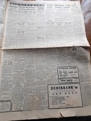 Cumhuriyet Gazetesi - 25 Eylül 1954 - Doğu İllerimizi Karadenize Bağlayan Yeni Kara Yolları - Tıp Kongresi - Cumhurreisi Celal Bayar'ı Aydın'a NATO Komutanı Uğurladı Fotoğraf - Radyo İle Sevkedilen Mermiler - Tren Yolcu Tarifelerine Yüzde 25 Zam Yapıldı - Talebeler Siyasetle Uğraşmalı Mı - Kıbrıs Davası Genel Kurul Gündemine Alındı - 1001 Kuyu Yazan Va Nü Yazı Dizisi - Londra Geceleri Yazan Robert Fabian Yazı Dizisi - Migros Kamyonlarına İki Buzdolabı Konulacak - Müslüman Kardeşler Cemiyeti Albay Nasr İle Mücadeleye Devam Ediyor - İngiliz Fizikçisi John Bernal'a Stalin Mükafatı - İş Ciddileşti Yazan Burhan Felek Köşe Yazısı - Türkiye Yelken Şampiyonası - Sabite Tur Gülerman Beyaz Park'ta - Bugünkü Radyo Programı - Bahçeden Bir Adam Girdi Yazan Perihan Zorlu Yazı Dizisi - Resimli Roman Yeşil Saksı Yazan George Simenon - Mayfer Revüsü Tepebaşı Cumhuriyet Pavyon Ve Lokantasında