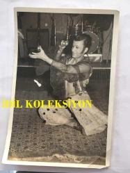 KUDRET ŞANDRA'NIN ORİJİNAL 2'Lİ FOTOĞRAF SETİ - 18 x 12 cm EBADINDA - KUDRET ŞANDRA SAHNEDE TRANSPARAN DANSÖZ KIYAFETİYLE DANSÖZÜN YANINDA GÖSTERİ YAPARKEN ÇEKİLMİŞ 2 FARKLI KARE