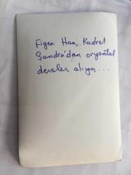 KUDRET ŞANDRA'NIN ORİJİNAL FOTOĞRAFI - 18 x 12 cm EBADINDA - KUDRET ŞANDRA, FİGEN HAN'A ORYANTAL DERSİ VERİRKEN