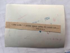 KUDRET ŞANDRA'NIN ORİJİNAL FOTOĞRAFI - 18 x 12 cm EBADINDA - KUDRET ŞANDRA BİR DANSÖZLE KONUŞURKEN