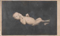 OSMANLI DÖNEMİ ARKASI OSMANLICA MEKTUPLU BEBEK GÖRSELLİ SİYAH BEYAZ FOTOĞRAF