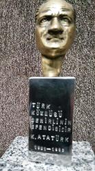 Pirinç ATATÜRK Biblosu Granit Kaideli  Orta bölüm Çelik Antika Biblo Orjinal Üründür Nadir Bulunur (Yükseklik 20 cm)