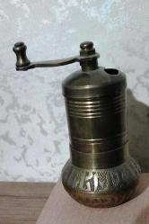 Pirinç Kahve Değirmeni El İşlemeli (RESİMDEKİ ÜRÜN GÖNDERİLECEKİTİR)