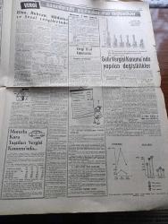 Cumhuriyet Gazetesi - 20 Şubat 1964 - İsmet İnönü Dün TBMM'de Bir Konuşma Yaptı - Sıkıyönetim Ankara Ve İstanbul İllerinde Dün İki Ay Daha Uzatıldı - Rusya Türkiye Aleyhinde İki Teşebbüsünde Muvaffak Olamadı - İstanbul'da Dokuz Yeraltı Geçidi İnşa Edildi - Türk İş Reformları Sabote Edenlerin Karşısında Olduğunu Açıkladı - Saidi Nursi'nin Resmi Önünde Ayin Yapan Nurcular Tevkif Edildi - İngiltere Kıbrısa 2 Bin Asker Yolluyor - Vakit Yakın Yazan İlhan Selçuk Köşe Yazısı - İstanbul Metrosu Yazan Yüksek Mühendis Akif Göksel - Orhan Kalkavan Vefat İlanı - Vergi Muvazenesi Yazan Burhan Felek Köşe Yazısı - İstanbul Ankara Radyosu Programı - Zencilerin Çilesi Yazan Vecdi Kızıl Demir Yazı Dizisi - Real Madrid Takımında Bir Türk Can Bartu - İtalya'da Can Bartu Haftanın Futbolcusu Fotoğraf - Fenerbahçeli Mehmet Ali Has Kıbrıslı Kardeşlerimizle Yanyana Çarpışıyor - Feriköyü Yeni Yılda Lefter Küçükandonyadis Çalıştıracak