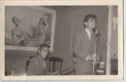 MÜZİK TARİHİ 1970 Lİ YILLAR SAZ ÇALIP ŞARKI SÖYLEYEN TİPLER SİYAH BEYAZ FOTOĞRAF - ARKA PLAN TABLO