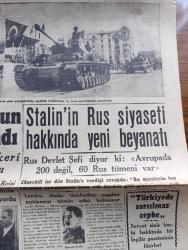 Cumhuriyet Gazetesi - 30 Ekim 1946 - Cumhuriyetimiz 24 Yaşına Girerken Yazan Abidin Daver Köşe Yazısı - Büyük Bayram Coşkun Tezahüratla Kutlandı - Cumhuriyetin 23. Yıldönümünü Münasebetiyle Dün İstanbul'da Yapılan Resmi Geçit Fotoğraflar - Meclis Reisi Başbakan Bakanlar Ve Demokrat Parti Başkanı Dün Sabah Atatürk'ün Manevi Huzurunda Fotoğrafı - Stalin'in Rus Siyaseti Hakkında Yeni Beyanatı - İsmet İnönü'nün Sıhhi Vaziyeti İyileşiyor - Mareşal Fevzi Çakmak'ın Dün İzmir'de Demokrat Partililerle Hasbihallleri - Molotov Veto Meselesinde Israr Ediyor - Eski Meclisi Mebusan Reisi Halil Menteşe'nin Hatıraları Yazı Dizisi - Safiye Ayla Ve Hacer Buluş Taksim Kristal Salonunda - İsmail Dümbüllü Tiyatrosu Bu Akşam Kadıköy Süreyya'da - Lorel Hardi Bu Akşam İpek Sinemasında - Anadolu'da Bir Hitit Şehri Bulundu - Yavuz Sultan Selim Ağlıyor Yazan Feridun Fazıl Tülbentçi Yazı Dizisi - Amcabey Ve Panteon Çizen Cemal Nadir - Eminönü Halkevinde Dünkü Münazara Kadın Çalışmalı Mı Çalışmamalı Mı