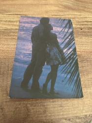 Denizi izleyen adam ve kadın aşk temalı  keskin color kartpostalı 15x10 ebatında