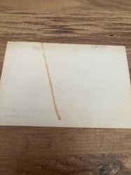 Kumsalda ateş başında arkadaş temalı   kartpostalı 17x11 ebatında