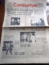 Cumhuriyet Gazetesi - 8 Eylül 1963 - CHP'nin 40. Kuruluş Yıldönümü Dolayısıyla İsmet İnönü Demeç Verdi - Brezilya'da Korkunç Orman Yangınında 250 Kişi Yanarak Öldü - Millet Partisi Seçime Gireceğini Açıkladı - Muayenehanelerin Kapatılması İle İlgili Tasarı Doktorlar Arasında Tepki Yarattı - Edirne'nin 600. Fetih Yılı Törenle Kutlanacak - Vietnam'da Nümayiş Yapan 300 Öğrenci Tevkif Edildi - Kılavuz Ve Rus Şilebinin Kaptanı Dün Tevkif Edildi - Raman İskenderun Petrol Borusunun İnşasına Başlanıyor - Parisli Gözde Yazan Maurice Dekobra Yazı Dizisi - Trafik Mi Dediniz Yazan İlhan Selçuk Köşe Yazısı - Şanlı Kadırgalar Yazan Feridun Fazıl Tülbentçi Yazı Dizisi - Dil Bayramı 26 Eylül'de Kutlanacak - Charlie Chaplin 76 Yaşında Nasıl Baba Oldu - Haftanın Şakaları Yazan Burhan Felek - Ünlü Rejisör Robert Aldrich Bir Türk Yazarının Eserini Beyaz Perdeye Aktaracak - İtalyanlar İstanbul'da Bir Macera Filmi Çevirecek - Beşiktaş Beyoğluspor'u 2 1 Yendi - Lefter Küçükandonyadis Dünya Listesinde