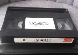 TOM & JERRY VHS KASET. KASET ORJİNAL VE TEMİZ.  KARTONETİ ORJİNAL.  ANCAK KUTUSU ORJİNAL DEĞİL.  KOLEKSİYONLUK NADİR