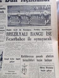 Cumhuriyet Gazetesi - 3 Mayıs 1958 - Gezi Notları 3 Cami Kadın Ve Ötesi Yazanlar Nadir Nadi Köşe Yazısı - Memurlar Arasında Tasfiye Yapılmayacak - Akis Dergisi Mahkum Oldu - Meşhur Orkestra Şefi Georges Tzipine İstanbul'a Geldi Fotoğraf -  Van Özalp'ta 33 Vatandaşın Kurşuna Dizilmesi Hadisesine Dair Meclis Tahkikatı Bitti - Amerika'nın Bize Yardımı İle Alakalı Anlaşma - Kızılcahamam Kazasında Rusça Beyannameler - Atatürk'ün Mareşallik Kılıcı Bulundu - Başbakan Adnan Menderes Karaçi'de - Hayyam'ı Saran Rüzgar Yazan Rüştü Şardağ - Üçüncü Alev Yazan Nihal Karamağaralı Yazı Dizisi -  Yaz Hizmetleri Yazan Burhan Felek Köşe Yazısı - Bir Numaralı Meşhur Atom Casusu Klaus Fuchs Bütün Dünyayı Endişelendiriyor - İstanbul Sinemalar Tiyatrolar Programı - Brezilyalı Bangu İle Fenerbahçe Maçı - Konya Gençlerbirliği Takımı Şampiyon Fotoğraf - Milli Futbol Takımımız Dün Açıklandı - Gazetelerarası Maçta Cumhuriyet 0 Yenisabah 0 - Sümerspor Avrupa'ya Gidecek -  Ankara Poligonu Yıkılıyor - Şadi Tezcan