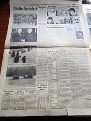 Cumhuriyet Gazetesi - 9 Şubat 1954 - Abidin Daver Yazan Nadir Nadi Köşe Yazısı -  Berlin'de Dörtler Gizli İçtimalara Başladılar - Türk Gökü Tatbikatı Başladı - Üstad Abidin Daver Dün Akşam Vefat Etti - Celal Bayar Dün Akşam Los Angeles'e Gitti - Norveçte Sovyet Casusları -  Beynelmilel Hukukçular Kongresi - İnce Memed Yazan Yaşar Kemal Yazı Dizisi - Abidin Daver'in Neşredilmemiş Son Yazısı Japon Donanması Ne İdi Ne Oldu - Odun Kömür Ateş Yazan Burhan Felek Köşe Yazısı - Kıbrıs'ta Türk Mezarlığını Rumlar Yol Haline Getirdi - Necmi Rıza Konseri Melek Sinemasında - Melbourne'da Olimpiyat Hazırlıkları - İstanbul Belediyesi Şehir Tiyatroları Dram Kısmında Her Şeye Rağmen Komedi Kısmında Makine Oyunu -  Yeni Ses Opereti Venüs Bar -  Bugünkü Radyo Programı - Aşk Herşeyin Üstünde Yazan Sermet Sami Uysal - Resimli Roman Liman Cinayeti Yazan George Simenon - Abidin Daver'e Ait Hatıralar Fotoğraflar - Beynelmilel Portreler Anastasi Mikoyan - 1953 1954 Yunus Nadi Mükafatı En Güzel Hikaye