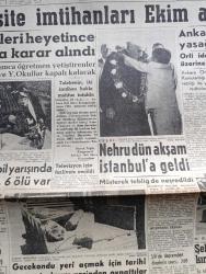 Hürriyet Gazetesi - 23 Mayıs 1960 - Üniversite İmtihanları Ekim Ayında - Ankara'da Gece Yasağı Uzatıldı - Nehru Dün Akşam İstanbul'a Geldi - İstanbul'da Su Kuyruğu Fotoğraf - Cannes Film Festivalinde Sükse Yapan Danik Patisson Fotoğraf -  Türkler İçin Kıbrısta 530 Memurluk Boş -Tanınmış Ressam İbrahim Çallı Vefat Etti - Televizyon İçin Faaliyete Geçildi- İsimsiz Kadın  Yazan Theresa Drake Yazı Dizisi - Eminönü Beyazıt Yolu İçin istimlak  - Kadınlar Birliği Kongresinde Şarkıcıların Soyunması Ağır Tenkidlere Yol Açtı - Liz Taylor Hanımefendi Olmak Merakına Kapıldı - Kalp Aldanmaz Aşk Ve Macera Romanı Çizen Faruk Geç - Sophia Loren Milyoner Kadın Filmini Çevirecek - Hürrem Sultan Yazan Feridun Fazıl Tülbentçi Yazı Dizisi - DYO Boya - Ordu Futbol Takımımız Dünya İkincisi Oldu - Adana'da Yapılan Hususi Maçta Fenerbahçe Beşiktaş'ı 2 0 Yendi - Sofyada Atletizm Müsabakalarında Çetin Şahiner 1. Oldu - Kara Kuvvetleri Atletizm Müsabakalarında Harp Okulu Kazandı - Spor Toto Neticeleri