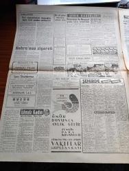 Hürriyet Gazetesi - 23 Mayıs 1960 - Üniversite İmtihanları Ekim Ayında - Ankara'da Gece Yasağı Uzatıldı - Nehru Dün Akşam İstanbul'a Geldi - İstanbul'da Su Kuyruğu Fotoğraf - Cannes Film Festivalinde Sükse Yapan Danik Patisson Fotoğraf -  Türkler İçin Kıbrısta 530 Memurluk Boş -Tanınmış Ressam İbrahim Çallı Vefat Etti - Televizyon İçin Faaliyete Geçildi- İsimsiz Kadın  Yazan Theresa Drake Yazı Dizisi - Eminönü Beyazıt Yolu İçin istimlak  - Kadınlar Birliği Kongresinde Şarkıcıların Soyunması Ağır Tenkidlere Yol Açtı - Liz Taylor Hanımefendi Olmak Merakına Kapıldı - Kalp Aldanmaz Aşk Ve Macera Romanı Çizen Faruk Geç - Sophia Loren Milyoner Kadın Filmini Çevirecek - Hürrem Sultan Yazan Feridun Fazıl Tülbentçi Yazı Dizisi - DYO Boya - Ordu Futbol Takımımız Dünya İkincisi Oldu - Adana'da Yapılan Hususi Maçta Fenerbahçe Beşiktaş'ı 2 0 Yendi - Sofyada Atletizm Müsabakalarında Çetin Şahiner 1. Oldu - Kara Kuvvetleri Atletizm Müsabakalarında Harp Okulu Kazandı - Spor Toto Neticeleri