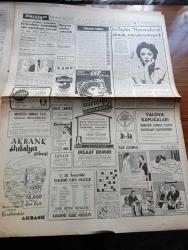 Hürriyet Gazetesi - 23 Mayıs 1960 - Üniversite İmtihanları Ekim Ayında - Ankara'da Gece Yasağı Uzatıldı - Nehru Dün Akşam İstanbul'a Geldi - İstanbul'da Su Kuyruğu Fotoğraf - Cannes Film Festivalinde Sükse Yapan Danik Patisson Fotoğraf -  Türkler İçin Kıbrısta 530 Memurluk Boş -Tanınmış Ressam İbrahim Çallı Vefat Etti - Televizyon İçin Faaliyete Geçildi- İsimsiz Kadın  Yazan Theresa Drake Yazı Dizisi - Eminönü Beyazıt Yolu İçin istimlak  - Kadınlar Birliği Kongresinde Şarkıcıların Soyunması Ağır Tenkidlere Yol Açtı - Liz Taylor Hanımefendi Olmak Merakına Kapıldı - Kalp Aldanmaz Aşk Ve Macera Romanı Çizen Faruk Geç - Sophia Loren Milyoner Kadın Filmini Çevirecek - Hürrem Sultan Yazan Feridun Fazıl Tülbentçi Yazı Dizisi - DYO Boya - Ordu Futbol Takımımız Dünya İkincisi Oldu - Adana'da Yapılan Hususi Maçta Fenerbahçe Beşiktaş'ı 2 0 Yendi - Sofyada Atletizm Müsabakalarında Çetin Şahiner 1. Oldu - Kara Kuvvetleri Atletizm Müsabakalarında Harp Okulu Kazandı - Spor Toto Neticeleri
