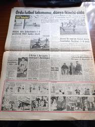 Hürriyet Gazetesi - 23 Mayıs 1960 - Üniversite İmtihanları Ekim Ayında - Ankara'da Gece Yasağı Uzatıldı - Nehru Dün Akşam İstanbul'a Geldi - İstanbul'da Su Kuyruğu Fotoğraf - Cannes Film Festivalinde Sükse Yapan Danik Patisson Fotoğraf -  Türkler İçin Kıbrısta 530 Memurluk Boş -Tanınmış Ressam İbrahim Çallı Vefat Etti - Televizyon İçin Faaliyete Geçildi- İsimsiz Kadın  Yazan Theresa Drake Yazı Dizisi - Eminönü Beyazıt Yolu İçin istimlak  - Kadınlar Birliği Kongresinde Şarkıcıların Soyunması Ağır Tenkidlere Yol Açtı - Liz Taylor Hanımefendi Olmak Merakına Kapıldı - Kalp Aldanmaz Aşk Ve Macera Romanı Çizen Faruk Geç - Sophia Loren Milyoner Kadın Filmini Çevirecek - Hürrem Sultan Yazan Feridun Fazıl Tülbentçi Yazı Dizisi - DYO Boya - Ordu Futbol Takımımız Dünya İkincisi Oldu - Adana'da Yapılan Hususi Maçta Fenerbahçe Beşiktaş'ı 2 0 Yendi - Sofyada Atletizm Müsabakalarında Çetin Şahiner 1. Oldu - Kara Kuvvetleri Atletizm Müsabakalarında Harp Okulu Kazandı - Spor Toto Neticeleri