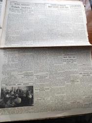 Cumhuriyet Gazetesi - 1 Ağustos 1939 - Gençliğin Terbiyesi Yazan Nadir Nadi Başmakale - İngiliz Sovyet Anlaşması - Tokyo Sokaklarında İngiltere Aleyhine Büyük Nümayişler - Halk Bankası Müdürü Ata Evcim İzahat Veriyor - Mahfiruz Sultan Yazan Kadircan Kaflı Yazı Dizisi - Topkapı Sarayı Bahçesinde Yapılan Hafriyat - Alman Prodüksiyonunun Son Listesi - Kant'ın Kozmogonisi Yazanlar Profesör Salih Murat- Dün Yapılan Yelken Yarışları - Balkan Bisiklet Şampiyonası - Uçurumda Bir Genç Kız Yazan Server Bedi - Yıldırım Harbi Nedir Yazan Abidin Daver - Kıyamet Kopuyor Yazan Maurice Dekobra Yazı Dizisi - Günün Bulmacası - Kodak - Arıların Yaşayışı - Ziraat Bankası - Hasan Traş Bıçağı - Fosfarfol Kan Kuvvet İştah Şurubu - Remington Daktilo - Krem Kanzuk - Hitler Beyrutta - Filistin Tedhişçileri Lideri Abdurrahman Ammanda - İzmir Kızılay Reisi Cevdet Fuat Vefat Etti - Fransa'da Büyük Seçimin Tehiri Yazan Peyami Safa - Taklit Türk Sigaraları - Yugoslav Talebeleri Topkapı Sarayında Fotoğraf