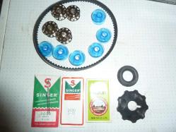 SİNGER DİKİŞ MAKİNESİ ZİG ZAG DESEN KALIBI MOTOR KAYIŞI MASURA MEKİK CONTASI VE 2 PAKET İĞNE 1 ADET ÇATAL İĞNE 16 PARÇA