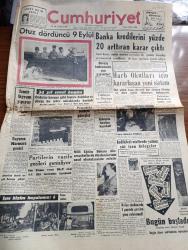 Cumhuriyet Gazetesi - 9 Eylül 1956 - Otuz Dördüncü 9 Eylül - Başkumandan Müşir Gazi Mustafa Kemal Ve Büyük Erkanı Harbiye Reisi Müşir Fevzi Paşalar 34 Yıl Evvel İzmir'e Girerken Fotoğraf - Banka Kredilerini Yüzde 20 Arttıran Karar Çıktı - Harp Okulları İçin Kararlaşan Yeni Sistem - Celal Bayar'ın Marmara Gezisi - Milli Eğitim Bakanı Ahmed Özel Ortaokullarda Din Derslerinin Nasıl Okutulacağını Anlattı - Pakistan Başbakanı Muhammed Ali İstifa Etti - Kıbrıs'ta Basılan Karakol - Don Camillo'nun Küçük Alemi Çeviren Burhan Felek Yazı Dizisi - Geçmişten Mi Gelecekten Mi Yazan Hasan Ali Yücel - Aşktan Da Üstün Yazan Elizabeth Gaskell Yazı Dizisi - Kıymetli Sanatkar Zeki Müren Yeni Çiftesaraylar Bahçesinde -  Amerika'da Beyaz Zenci Kavgası - Haftanın Şakaları Yazan Burhan Felek - Mualla Mukadder Atakan Beyazparkta - Sinemalarda Göreceğiniz 80 Dünya Şaheserinden Bir Kaçı - Galatasaray Kasımpaşayı 3 0 Yendi - Fenerbahçe Adalet Karşılaşıyor - Fahri Somer