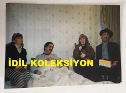 LEVENT KIRCA'NIN ORİJİNAL FOTOĞRAFI - 12,5 x 9 cm EBADINDA - OLACAK O KADAR OYUNCULARI LEVENT KIRCA, OYA BAŞAR, TEKİN SİPER ve ZEYNEP TEDÜ OYUN SIRASINDA AYNI KAREDELER