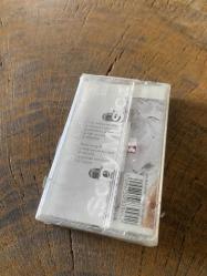 HÜLYA AVŞAR - 2002 / AŞIKLAR DELİDİR - KASET (JELATİNİNDE)