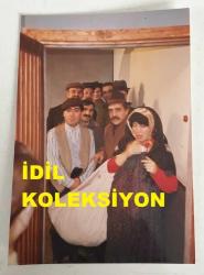 LEVENT KIRCA'NIN ORİJİNAL FOTOĞRAFI - 12,5 x 9 cm EBADINDA - LEVENT KIRCA, OYA BAŞAR ve OLACAK O KADAR EKİBİNİN OYUN SIRASINDA ÇEKİLMİŞ BİR FOTOĞRAFI, 1992