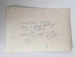 LEVENT KIRCA'NIN AJANS BASIMI ORİJİNAL FOTOĞRAFI - 18 x 12 cm EBADINDA - LEVENT KIRCA İLK EŞİ NUR DİNER ve OĞLU OĞULCAN KIRCA'NIN YANINDA SAZ ÇALARKEN ÇEKİLMİŞ BİR AİLE FOTOĞRAFI, 25 MART 1983