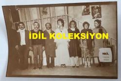 LEVENT KIRCA'NIN AJANS BASIMI ORİJİNAL 3'LÜ FOTOĞRAF SETİ - 18 x 12 cm EBADINDA - LEVENT KIRCA'NIN ''KADINCIKLAR'' ADLI TİYATRO OYUNUNDA GENELEV YAŞANTISI CANLANDIRILDI, MEHMET GÜNEY KADIN KILIĞINDA HURİYE ABLA ROLÜNDE OYNADI, 18 OCAK 1984