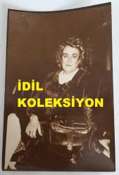 LEVENT KIRCA'NIN AJANS BASIMI ORİJİNAL 3'LÜ FOTOĞRAF SETİ - 18 x 12 cm EBADINDA - LEVENT KIRCA'NIN ''KADINCIKLAR'' ADLI TİYATRO OYUNUNDA GENELEV YAŞANTISI CANLANDIRILDI, MEHMET GÜNEY KADIN KILIĞINDA HURİYE ABLA ROLÜNDE OYNADI, 18 OCAK 1984