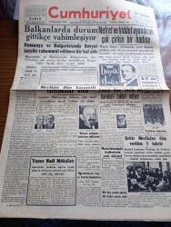 Cumhuriyet Gazetesi - 7 Haziran 1947 - Demokrasi Yolunda İki Taraflı Savaş Başmakale - Balkanlarda Durum Gittikçe Vahimleşiyor - Nefret Ve Hiddet Uyandıran Çok Çirkin Bir Hadise - Necip Fazıl Kısakürek Tevkif Edildi - Necip Fazıl Kısakürek'in Dergisi Büyük Doğu Gazetesi Atatürk'e Sövmek Küstahlığında Bulundu - Filozof Rıza Tevfik De Hareketi Takbih Ediyor - Demokrat Parti'nin Radyodan İstifadesi - Mecliste Dün Hararetli Tartışmalar Oldu - Birkaç Çocuk Annesi Bir Kadın Erkek Oldu - Hindistan Ve Pakistan Yazan Ömer Rıza Doğrul - Adak Yazan Kemal Ragıp Yazı Dizisi - Cinayetler Bahsi Yazan Burhan Felek Köşe Yazısı - Safiye Ayla Menşure Tunay Semiha Coşar Salahaddin Pınar Taksim Kristal Gazinosunda - Perihan Altındağ Sözeri İnci Sinema Bahçesinde - Küçüksu Park Gazinosu Yaz Mevsimini Açıyor - Zehra Bilir ve Aziz Şenses Kızkulesi Salacak Plaj Ve Gazinosunda - Bugünkü Radyo Programı - Süper Cold Dünyanın En Meşhur Buzdolabı - Gillette Traş Bıçağı