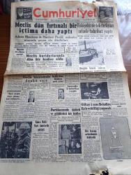 Cumhuriyet Gazetesi - 23 Şubat 1956 - Meclis Dün Fırtınalı Bir İçtima Daha Yaptı - Eskişehir'de Tekrarlayan Zelzele Tahribat Yaptı - Çete Sözü Üzerine İstifaya Kalkan Milletvekili Cemal Köprülü - Meclis Koridorlarında Dün Bir Hadiste Oldu - İbrahim Öktem Başbakan Adnan Menderes'e Cevap Veriyor - Fahreddin Kerim Gökay 1 Sene Belediye Reis Vekilliği Yapacak - Darülacezede Üzücü ve Güldürücü Bir Hadise - Kıbrıs Valisi Bugün Kıbrıs Türktür Partisi Lideri Doktor Fazıl Küçük İle Görüştü - Çakırcalıyı Biz Öldürdük Yazan Yaşar Kemal Yazı Dizisi - Çıplak Ayaklı Kontes Elhamra Sinemasında - Et ve Balık Kurumunun Fabrika Ve Tesisleri - Al Capone'un Hazine Vekili Öldü - Kalp Hastalıklarının Sırrına Yaklaşıldı - Yeni Bütçeye Girerken Yazan Burhan Felek Köşe Yazısı - Resimli Roman Çalınan Tabanca Yazan George Simenon Yazı Dizisi - Gönül Yazar Şark Gazinosunda - Milli Futbol Takımımızın Tek Seçicisi Eşfak Aykaç Dün Bir Basın Toplantısı Yaptı - Dün Yapılan Okullararası Voleybol Maçları- Pul Serisi