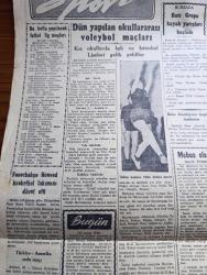 Cumhuriyet Gazetesi - 23 Şubat 1956 - Meclis Dün Fırtınalı Bir İçtima Daha Yaptı - Eskişehir'de Tekrarlayan Zelzele Tahribat Yaptı - Çete Sözü Üzerine İstifaya Kalkan Milletvekili Cemal Köprülü - Meclis Koridorlarında Dün Bir Hadiste Oldu - İbrahim Öktem Başbakan Adnan Menderes'e Cevap Veriyor - Fahreddin Kerim Gökay 1 Sene Belediye Reis Vekilliği Yapacak - Darülacezede Üzücü ve Güldürücü Bir Hadise - Kıbrıs Valisi Bugün Kıbrıs Türktür Partisi Lideri Doktor Fazıl Küçük İle Görüştü - Çakırcalıyı Biz Öldürdük Yazan Yaşar Kemal Yazı Dizisi - Çıplak Ayaklı Kontes Elhamra Sinemasında - Et ve Balık Kurumunun Fabrika Ve Tesisleri - Al Capone'un Hazine Vekili Öldü - Kalp Hastalıklarının Sırrına Yaklaşıldı - Yeni Bütçeye Girerken Yazan Burhan Felek Köşe Yazısı - Resimli Roman Çalınan Tabanca Yazan George Simenon Yazı Dizisi - Gönül Yazar Şark Gazinosunda - Milli Futbol Takımımızın Tek Seçicisi Eşfak Aykaç Dün Bir Basın Toplantısı Yaptı - Dün Yapılan Okullararası Voleybol Maçları- Pul Serisi