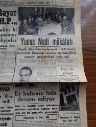 Cumhuriyet Gazetesi - 25 Haziran 1947 - Haydutlar Arasında Yazan Nadir Nadi Başmakale - İsmet İnönü Celal Bayar Görüşmeleri Ve CHP - Yunus Nadi Mükafatı Büyük Jürisi Dünkü Toplantısı Esnasında Fotoğraf - 1947 Yunus Nadi Mükâfatını Kazanan Tıp Talebesinden Erdoğan Meto Fotoğraf - Suriye'de Kanlı Seçimler - Tramvaya Asılmaktan 28416 Kişi Cezalandırıldı - Ekmekler Daha Beyaz Olacak - Adak Yazan Kemal Ragıp Yazı Dizisi - Hasan Ali Yücel İki Dava Daha Açtı - Gene Et Meselesi Yazan Burhan Felek Köşe Yazısı - Demokrat Parti Piyangosu - Işık Revüsü Aksaray Aynur Sinema Bahçesinde - Tepebaşı Bahçesinde Emsalsiz Bir Program - Halide Pişkin İhsan Balkır Skeçleri - General Electric - Bayan Rikkat Uyanık Suadiye Plaj Gazinosunda - Renault Otomobil - Refik Ve Müfid Sadıkoğlu Kardeşler Komandit ŞTi - Bugünkü Radyo Programı - Singer Saatleri - Parker 51 Dolma Kalem
