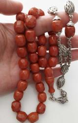 OSMANLI DÖNEMİ MALZEMEDEN YAPILMA ŞIKIR ŞIKIR HARİKA ÇOK KÖŞELİ KARANFİL RENKLİ GÜMÜŞ PÜSKÜLLÜ YEDEK DANELİ MUHTEŞEM SIKMA KEHRİBAR TESPİH 3ÇÇ1YY1 ÇOK NADİR