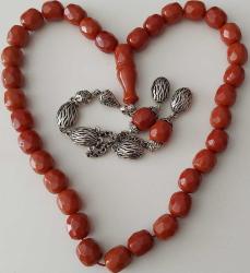 OSMANLI DÖNEMİ MALZEMEDEN YAPILMA ŞIKIR ŞIKIR HARİKA ÇOK KÖŞELİ KARANFİL RENKLİ GÜMÜŞ PÜSKÜLLÜ YEDEK DANELİ MUHTEŞEM SIKMA KEHRİBAR TESPİH 3ÇÇ1YY1 ÇOK NADİR