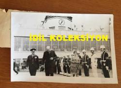 TÜRK SİLAHLI KUVVETLERİNİN 16. GENELKURMAY BAŞKANI ORGENERAL SEMİH SANCAR'IN AJANS BASIMI ORİJİNAL FOTOĞRAFI - 18 x 12 cm EBADINDA - ORGENERAL SEMİH SANCAR ve EŞİ VEFİKA SANCAR, AMERİKA BİRLEŞİK DEVLETLERİ GENELKURMAY BAŞKANININ DAVETLİSİ OLARAK AMERİKA'YA GİDERLERKEN HAVA LİMANINDA YAPILAN ASKERİ BİR UĞURLAMA TÖRENİ, 4 HAZİRAN 1974