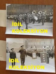 TÜRK SİLAHLI KUVVETLERİNİN 16. GENELKURMAY BAŞKANI ORGENERAL SEMİH SANCAR'IN AJANS BASIMI ORİJİNAL 2'Lİ FOTOĞRAF SETİ - 18 x 12 cm EBADINDA - ORGENERAL SEMİH SANCAR 1. ORDUYU DENETLEMEK İÇİN İSTANBUL'A GELDİĞİNDE KARŞILAMA TÖRENİ SIRASINDA ASKERİ BANDOYU SELAMLADIĞI ANLARDAN 2 FARKLI KARE
