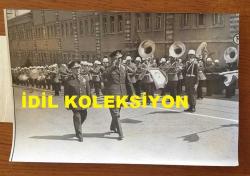 TÜRK SİLAHLI KUVVETLERİNİN 16. GENELKURMAY BAŞKANI ORGENERAL SEMİH SANCAR'IN AJANS BASIMI ORİJİNAL 2'Lİ FOTOĞRAF SETİ - 18 x 12 cm EBADINDA - ORGENERAL SEMİH SANCAR 1. ORDUYU DENETLEMEK İÇİN İSTANBUL'A GELDİĞİNDE KARŞILAMA TÖRENİ SIRASINDA ASKERİ BANDOYU SELAMLADIĞI ANLARDAN 2 FARKLI KARE