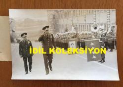 TÜRK SİLAHLI KUVVETLERİNİN 16. GENELKURMAY BAŞKANI ORGENERAL SEMİH SANCAR'IN AJANS BASIMI ORİJİNAL 2'Lİ FOTOĞRAF SETİ - 18 x 12 cm EBADINDA - ORGENERAL SEMİH SANCAR 1. ORDUYU DENETLEMEK İÇİN İSTANBUL'A GELDİĞİNDE KARŞILAMA TÖRENİ SIRASINDA ASKERİ BANDOYU SELAMLADIĞI ANLARDAN 2 FARKLI KARE