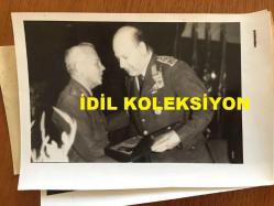 TÜRK SİLAHLI KUVVETLERİNİN 16. GENELKURMAY BAŞKANI ORGENERAL SEMİH SANCAR'IN AJANS BASIMI ORİJİNAL 2'Lİ FOTOĞRAF SETİ - 18 x 12 cm EBADINDA - ORGENERAL SEMİH SANCAR EMEKLİYE AYRILACAK OLAN GENERALLER ve ALBAYLAR İÇİN KARA KUVVETLERİNDE DÜZENLENEN TÖRENDE ORGENERAL NİHAT TULUNAY'A PLAKET VERİRKEN ve SUBAYLARLA FOTOĞRAF ÇEKTİRİRKEN 2 FARKLI KARE, 29 AĞUSTOS 1974