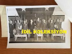 TÜRK SİLAHLI KUVVETLERİNİN 16. GENELKURMAY BAŞKANI ORGENERAL SEMİH SANCAR'IN AJANS BASIMI ORİJİNAL 2'Lİ FOTOĞRAF SETİ - 18 x 12 cm EBADINDA - ORGENERAL SEMİH SANCAR EMEKLİYE AYRILACAK OLAN GENERALLER ve ALBAYLAR İÇİN KARA KUVVETLERİNDE DÜZENLENEN TÖRENDE ORGENERAL NİHAT TULUNAY'A PLAKET VERİRKEN ve SUBAYLARLA FOTOĞRAF ÇEKTİRİRKEN 2 FARKLI KARE, 29 AĞUSTOS 1974