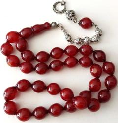 OSMANLI DÖNEMİ MALZEMEDEN YAPILMA ŞIKIR ŞIKIR HARİKA BENEKLİ KIRMIZI RENKLİ GÜMÜŞ PÜSKÜLLÜ MUHTEŞEM SIKMA KEHRİBAR TESPİH 3YYY1R ÇOK NADİR