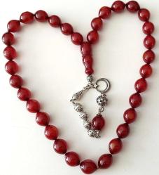 OSMANLI DÖNEMİ MALZEMEDEN YAPILMA ŞIKIR ŞIKIR HARİKA BENEKLİ KIRMIZI RENKLİ GÜMÜŞ PÜSKÜLLÜ MUHTEŞEM SIKMA KEHRİBAR TESPİH 3YYY1R ÇOK NADİR